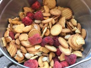 加入小奇福饼干混合均匀备用