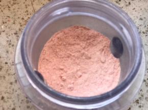 把15克草莓脆加奶粉打成粉，没有料理机可以直接用成品草莓粉，或者不放