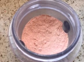 把15克草莓脆加奶粉打成粉，没有料理机可以直接用成品草莓粉，或者不放