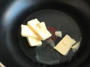 黄油放入锅中融化，小火