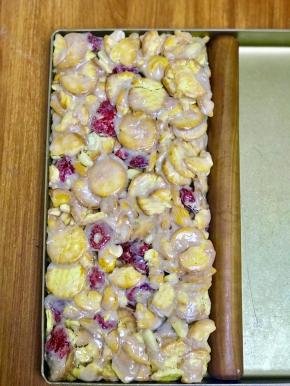 炒匀后，倒入金盘内整形