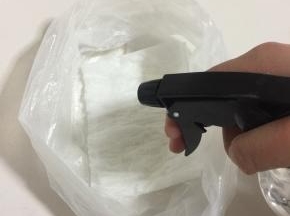 用喷壶喷少许水在纸巾表面。（水不要喷的太多，把纸巾弄湿即可。）