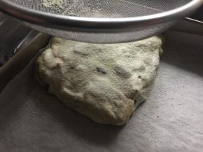 准备一个不粘烤盘或者烤盘上铺上油纸，将棉花糖倒入烤盘中整形，最后表面筛入奶粉