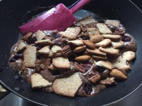 倒入稍掰碎的饼干、果仁和果干充分搅拌混合均匀，动作要快，避免棉花糖降温后变硬