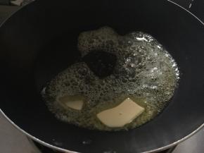 准备一个不粘锅，小火烧热放入黄油融化