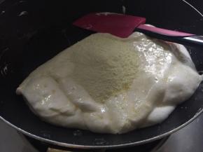 倒入奶粉不断翻动至完全融合，全程都是小火，不时翻动棉花糖至完全融化关火，如喜欢软一些口感的，可以在棉花糖刚刚融化即可关火