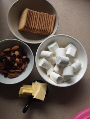准备好称好重的材料，避免后续手忙脚乱，奶粉忘记入镜