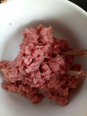 用料理机或绞肉机把猪肉搅成肉泥