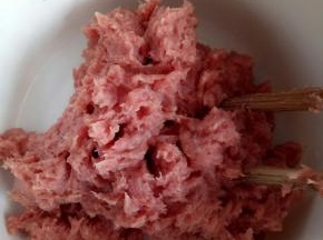 用料理机或绞肉机把猪肉搅成肉泥