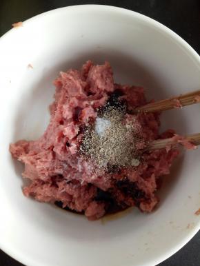 将除蜂蜜和芝麻以外的材料全部放入