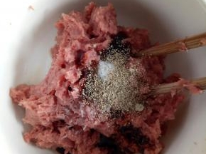 将除蜂蜜和芝麻以外的材料全部放入