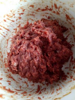 将所有材料混合均匀后顺着一个方向搅猪肉，搅上劲，搅好的肉有筋性，粘性，这样做出来的肉脯口感好！
然后盖保鲜膜放冰箱腌制1小时左右