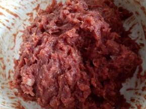 将所有材料混合均匀后顺着一个方向搅猪肉，搅上劲，搅好的肉有筋性，粘性，这样做出来的肉脯口感好！
然后盖保鲜膜放冰箱腌制1小时左右