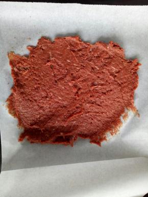 开始预热烤箱180度（这里温度只做参考，具体根据自家烤箱脾气来）
扯一张硅油纸，撕烤盘的双倍大小，取一半肉泥平铺到油纸上，将多余的油纸折起来盖到肉脯上（喜欢厚点的可以一次性将肉全放上，喜欢薄的可以分开两次烤）