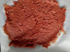 开始预热烤箱180度（这里温度只做参考，具体根据自家烤箱脾气来）
扯一张硅油纸，撕烤盘的双倍大小，取一半肉泥平铺到油纸上，将多余的油纸折起来盖到肉脯上（喜欢厚点的可以一次性将肉全放上，喜欢薄的可以分开两次烤）