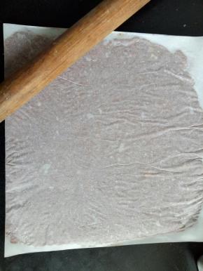 用擀面杖擀平，擀均匀，最好分两次烤，擀的越薄越好