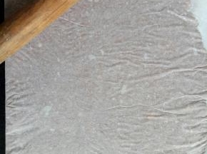 用擀面杖擀平，擀均匀，最好分两次烤，擀的越薄越好