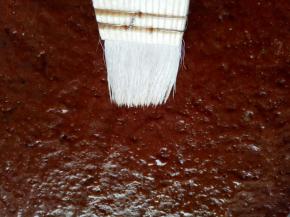 10分钟后拿出来，表面刷一层蜂蜜，然后翻面也刷一层蜂蜜，继续放入烤箱烤5分钟