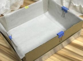 准备好烤盘，铺好油纸，按照烤盘内测剪延长的纸板，普通放好，备用