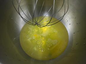 蛋清加柠檬汁打发，糖分三次加入