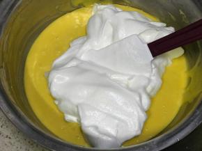 加入三分之一的蛋白，翻拌搅匀