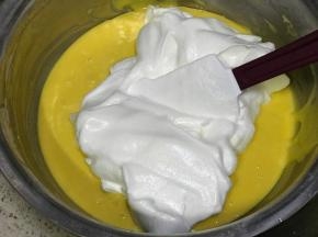 加入三分之一的蛋白，翻拌搅匀