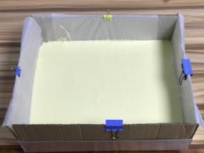 倒入模具中，轻震出气泡，刮平表面