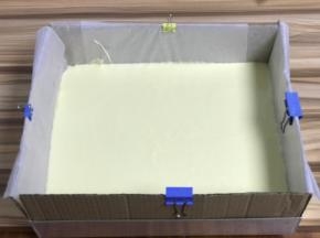 倒入模具中，轻震出气泡，刮平表面