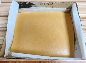 出锅后拿掉纸板，把蛋糕取出，放在架子上晾凉