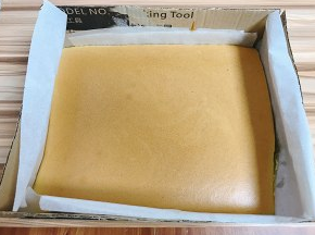 出锅后拿掉纸板，把蛋糕取出，放在架子上晾凉