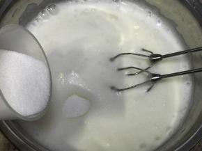 第二次加糖，是明显变细腻的蛋白糊的时候，加入三分之一