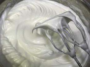 这个时候要调至打蛋器在中档了，因为要打发至湿性发泡，很快就完成，高速容易打过头，提起打蛋器，能够拉起一个比较长的弯钩，即可