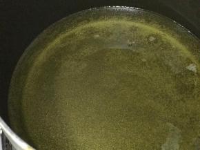 把油倒入小奶锅中，开最小火加热，加热至往上冒非常小油花即可，这个没有测量温度，随着感觉来即可，如果不小心火大加热的温度很高，晾一下再用，不要烧至滚开，也或者用微波炉高火叮两分钟左右，也是可以的