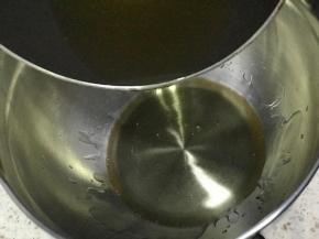 把油倒入一个打蛋盆中