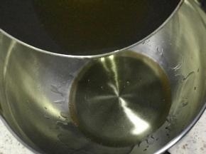 把油倒入一个打蛋盆中