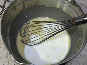 加入牛奶和香草精或者百利甜酒，搅匀