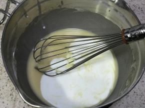加入牛奶和香草精或者百利甜酒，搅匀