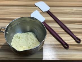 加牛奶之前，面糊像稀汤，加入牛奶搅匀后，面糊变的非常稠