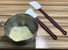 加牛奶之前，面糊像稀汤，加入牛奶搅匀后，面糊变的非常稠