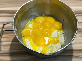 在面糊中加入蛋黄