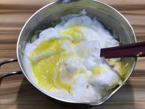 取三分之一的蛋白加入蛋黄糊中