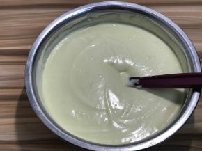 再倒回蛋白盆中，翻拌均匀，这里说一个小妙招，很多亲说打蛋器只能最多打六七个鸡蛋想一次打多个又没有厨师机，如果换一个底部非常大的打蛋盆，其实打10几个是没有问题的，我的打蛋器打了11个蛋白，是不成问题的，这个蛋白盆是之前我打算用来和面买的，后来发现打鸡蛋非常好用，就用来打量比较大的鸡蛋用，这个打蛋盆上口直径大概有30公分宽，打10多个蛋白是非常OK的