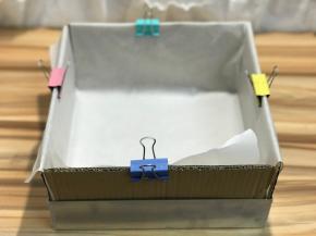 准备蛋糕烤盘，找个纸箱子，剪出几个可以放进烤盘四边的纸片，纸板高出一部分，里面铺油纸，油纸光面在外，毛面在内侧不然影响蛋糕爬升，加入硬纸板的作用是，一部分辅助蛋糕糊量多长高，主要是防止四周边缘上色，符合古早味的外形，很多亲问我纸板会不会烤着火，不会的哦，水浴呢