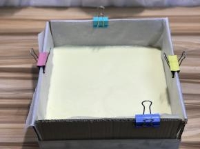 倒入面糊，刮平表面，轻震磕烤盘去除气泡，记得把夹子拿下来，夹子不可以入烤箱烘烤