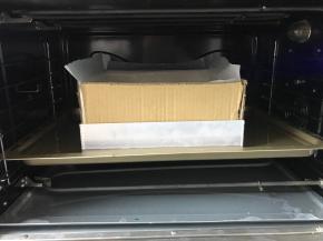 烤箱提前预热140度，放入大烤盘，把26烤盘放进去，然后加冷水，大概烤70分钟左右，每个人烤箱脾气不一样，如果我的温度你觉得不熟，下次延长时间或者加温都可以，如果觉得上色深或者火大，下次要调整温度时间