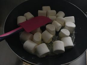 待黄油融化后放入棉花糖