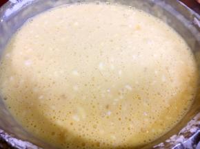 将鸡蛋磕入淀粉里，把淀粉调成稀糊状，具体的量我没有称重，这个量就先宽些吧。