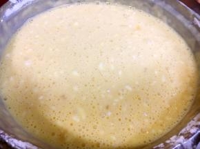 将鸡蛋磕入淀粉里，把淀粉调成稀糊状，具体的量我没有称重，这个量就先宽些吧。