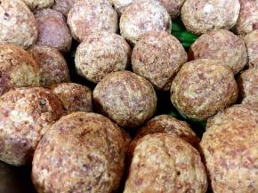 将炸好的龙眼丸子沥油备用。