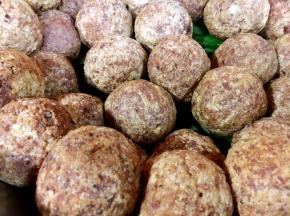 将炸好的龙眼丸子沥油备用。